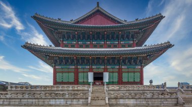 Seul 'deki Gyeongbok Sarayı, Güney Kore, Seul' deki Gyeongbokgung Sarayı, Kore 'deki geleneksel ahşap ev Joseon hanedanlığının ana sarayı..