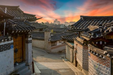 Güney Kore, Seul 'deki Bukchon Hanok Köyü' nde geleneksel Kore tarzı mimari. Güney Kore 'deki Bukchon Hanok Köyü..