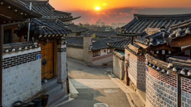 Güney Kore, Seul 'deki Bukchon Hanok Köyü' nde geleneksel Kore tarzı mimari. Güney Kore 'deki Bukchon Hanok Köyü..