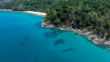 Muz manzaralı muz plajı uzun kuyruklu teknesi ve muz plajında palmiye ağacı olan beyaz tropikal plaj muz sahilinde temiz su bulunan tropik plaj, Phuket, Tayland.