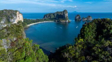 Krabi, Tayland 'da hava manzaralı güzel Railay plajı, Krabi' de Railay plajı, Krabi 'de hava manzaralı Railay plajı ve Tayland' ın Krabi eyaletinde kıyı şeridi..