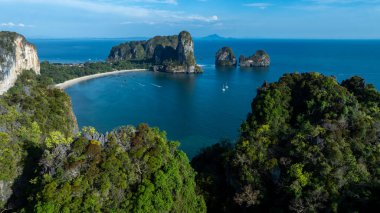 Krabi, Tayland 'da hava manzaralı güzel Railay plajı, Krabi' de Railay plajı, Krabi 'de hava manzaralı Railay plajı ve Tayland' ın Krabi eyaletinde kıyı şeridi..