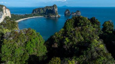 Krabi, Tayland 'da hava manzaralı güzel Railay plajı, Krabi' de Railay plajı, Krabi 'de hava manzaralı Railay plajı ve Tayland' ın Krabi eyaletinde kıyı şeridi..
