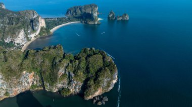 Krabi, Tayland 'da hava manzaralı güzel Railay plajı, Krabi' de Railay plajı, Krabi 'de hava manzaralı Railay plajı ve Tayland' ın Krabi eyaletinde kıyı şeridi..