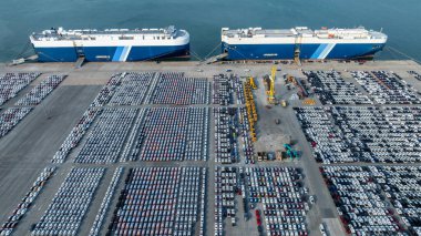 Yeni arabalar kargo lojistik nakliye aracı nakliye arabaları, otomobil ihracat terminali limanda park halindeki araba fabrikasından gelen yeni arabalar büyük Ro Ro araç taşıyıcısı ihraç edilmeyi bekliyor..