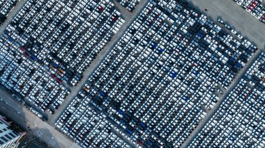 Yeni arabalar kargo lojistik nakliye aracı nakliye arabaları, otomobil ihracat terminali limanda park halindeki araba fabrikasından gelen yeni arabalar büyük Ro Ro araç taşıyıcısı ihraç edilmeyi bekliyor..