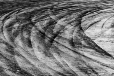 Asfalt pistinde lastik izi asfalt yarış pisti dokusu ve arka planda soyut siyah lastik izleri yarış pistinde asfalt yolda kayma izi asfalt yolda lastik izi.