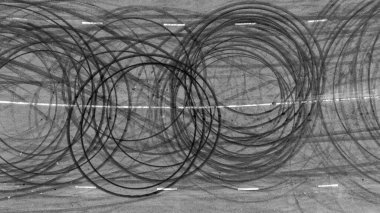 Asfalt pistinde lastik izi asfalt yarış pisti dokusu ve arka planda soyut siyah lastik izleri yarış pistinde asfalt yolda kayma izi asfalt yolda lastik izi.