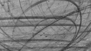 Asfalt pistinde lastik izi asfalt yarış pisti dokusu ve arka planda soyut siyah lastik izleri yarış pistinde asfalt yolda kayma izi asfalt yolda lastik izi.