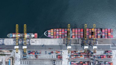Limandaki hava görüntüsü konteynır kargo gemisi nakliye endüstrisi, küresel ticari ithalat ihracat lojistik taşımacılığı konteyner kargo gemisi, konteyner kargo gemisi nakliye gemisi.
