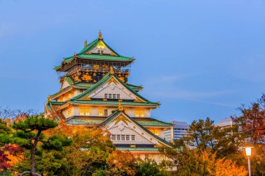 Osaka Şatosu güzel bir eğlence, antik mimari simgesi, sonbaharda Osaka Kalesi, Manzara Osaka Kalesi Müzesi, Kansai, Japonya.