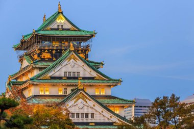 Osaka Şatosu güzel bir eğlence, antik mimari simgesi, sonbaharda Osaka Kalesi, Manzara Osaka Kalesi Müzesi, Kansai, Japonya.