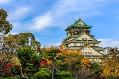 Osaka Şatosu güzel bir eğlence, antik mimari simgesi, sonbaharda Osaka Kalesi, Manzara Osaka Kalesi Müzesi, Kansai, Japonya.
