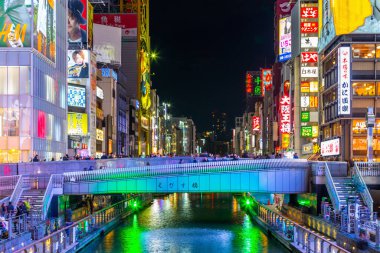 Osaka, Japonya-21 Kasım 2017: Dotonbori ya da Dotomburi 'de gece alışveriş yapan turistler Shinsaibashi, Osaka City, Namba, Osaka, Japonya' daki ünlü gezgin beldesi.