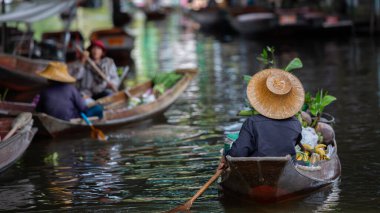 Tayland, Damnoen Saduak yüzen piyasası Damnoen Saduak Tayland, Ratchaburi, Tayland 'da tekneyle gezen turistler..