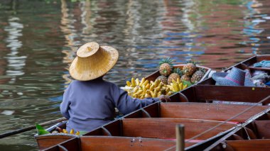 Tayland, Damnoen Saduak yüzen piyasası Damnoen Saduak Tayland, Ratchaburi, Tayland 'da tekneyle gezen turistler..