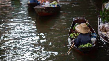 Tayland, Damnoen Saduak yüzen piyasası Damnoen Saduak Tayland, Ratchaburi, Tayland 'da tekneyle gezen turistler..