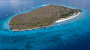 Sumilon Adası, Oslob, Cebu, Filipinler, Sumilon Adası sahilindeki beyaz kumsal ve sahil manzarası, Sumilon Adası, Oslob, Cebu, Filipinler 'in kumsal suyu..