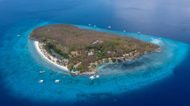 Sumilon Adası, Oslob, Cebu, Filipinler, Sumilon Adası sahilindeki beyaz kumsal ve sahil manzarası, Sumilon Adası, Oslob, Cebu, Filipinler 'in kumsal suyu..