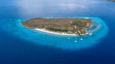 Sumilon Adası, Oslob, Cebu, Filipinler, Sumilon Adası sahilindeki beyaz kumsal ve sahil manzarası, Sumilon Adası, Oslob, Cebu, Filipinler 'in kumsal suyu..