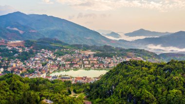 Havadan görünümü Sapa şehir manzaralı üst Mount Hamrong Sapa City, Lao Cai, Sapa, Vietnam.