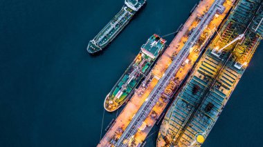 Aerial view petrol tankeri petrol depolama terminali petrol rafinerisi ürünü, Global Business enerji tankeri lojistik taşımacılık petrol endüstrisi petrol yakıtları tanker gemisiyle.