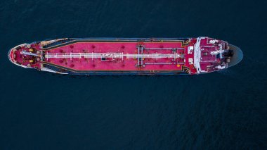 Aerial view petrol tankeri petrol depolama terminali petrol rafinerisi ürünü, Global Business enerji tankeri lojistik taşımacılık petrol endüstrisi petrol yakıtları tanker gemisiyle.