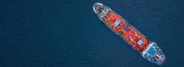 Aerial view petrol tankeri petrol depolama terminali petrol rafinerisi ürünü, Global Business enerji tankeri lojistik taşımacılık petrol endüstrisi petrol yakıtları tanker gemisiyle.