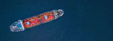Aerial view petrol tankeri petrol depolama terminali petrol rafinerisi ürünü, Global Business enerji tankeri lojistik taşımacılık petrol endüstrisi petrol yakıtları tanker gemisiyle.