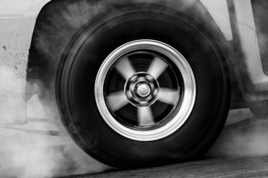 Lastik patlaması, beyaz dumanla patlayan tekerlekler dönen lastikten çıkan dumanla patlayan araba tekerleği yarış için hazırlanan tekerlekleri yakar..