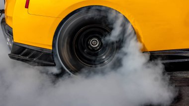 Lastik patlaması, beyaz dumanla patlayan tekerlekler dönen lastikten çıkan dumanla patlayan araba tekerleği yarış için hazırlanan tekerlekleri yakar..