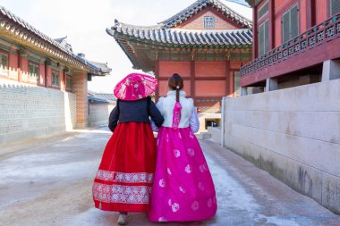 Kore 'nin geleneksel elbiseli kadını Hanbok Gyeongbokgung Sarayı, Seul, Güney KKrea' da, Kore ulusal elbisesi Gyeongbokgung Sarayı 'nda, genç Asyalı kadın gezgin Gyeongbokgung Sarayı' nda.
