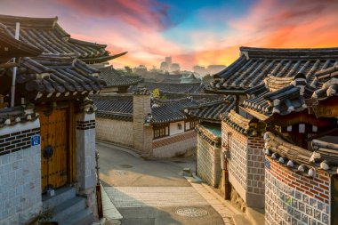 Güney Kore, Seul 'deki Bukchon Hanok Köyü' nde geleneksel Kore tarzı mimari. Güney Kore 'deki Bukchon Hanok Köyü..