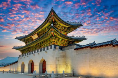 Seul 'deki Gyeongbok Sarayı, Güney Kore, Seul' deki Gyeongbokgung Sarayı, Kore 'deki geleneksel ahşap ev Joseon hanedanlığının ana sarayı..
