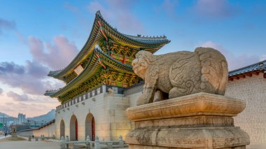 Seul 'deki Gyeongbok Sarayı, Güney Kore, Seul' deki Gyeongbokgung Sarayı, Kore 'deki geleneksel ahşap ev Joseon hanedanlığının ana sarayı..