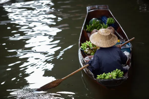 Tayland, Damnoen Saduak yüzen piyasası Damnoen Saduak Tayland, Ratchaburi, Tayland 'da tekneyle gezen turistler..