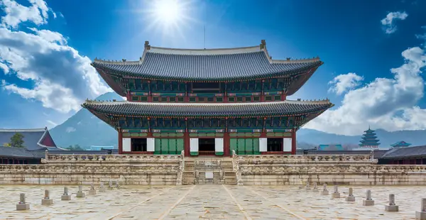 Güney Kore, Seul 'deki Gyeongbokgung Sarayı, Güney Kore, Seul' deki Gyeongbokgung Sarayı Kore ahşap evi Gyeongbokgung 'daki ana kraliyet sarayı, Seul, Güney Kore.