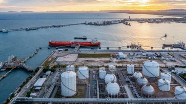 Hava manzaralı petrol ve gaz rafinerisi endüstriyel depolama tesisi depolama tankı petrol ve gaz rafinerisi terminali, Ham petrol ve gaz rafinerisi terminali, depolama tankı petrol ve petrol rafinerisi petrol ve gaz rafinerisi.