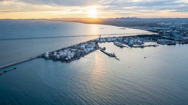 Hava manzaralı petrol ve gaz rafinerisi endüstriyel depolama tesisi depolama tankı petrol ve gaz rafinerisi terminali, Ham petrol ve gaz rafinerisi terminali, depolama tankı petrol ve petrol rafinerisi petrol ve gaz rafinerisi.