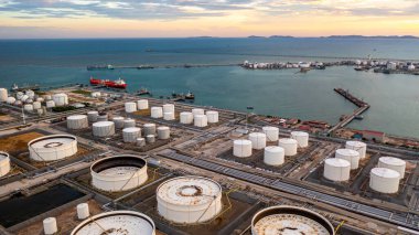 Hava manzaralı petrol ve gaz rafinerisi endüstriyel depolama tesisi depolama tankı petrol ve gaz rafinerisi terminali, Ham petrol ve gaz rafinerisi terminali, depolama tankı petrol ve petrol rafinerisi petrol ve gaz rafinerisi.