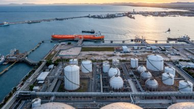 Hava manzaralı petrol ve gaz rafinerisi endüstriyel depolama tesisi depolama tankı petrol ve gaz rafinerisi terminali, Ham petrol ve gaz rafinerisi terminali, depolama tankı petrol ve petrol rafinerisi petrol ve gaz rafinerisi.