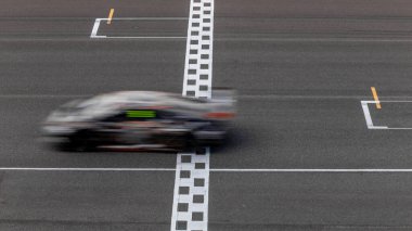 Hareket bulanıklığı çeken yarış arabası hız yolunda, uluslararası pistte yarış pisti geçişi başlangıç ve bitiş çizgisinde yarış arabası başlangıç ve bitiş çizgisinde, yarış arabası başlangıç ve bitiş çizgisinde,.