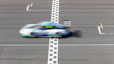 Hareket bulanıklığı çeken yarış arabası hız yolunda, uluslararası pistte yarış pisti geçişi başlangıç ve bitiş çizgisinde yarış arabası başlangıç ve bitiş çizgisinde, yarış arabası başlangıç ve bitiş çizgisinde,.