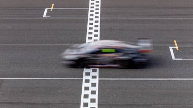 Hareket bulanıklığı çeken yarış arabası hız yolunda, uluslararası pistte yarış pisti geçişi başlangıç ve bitiş çizgisinde yarış arabası başlangıç ve bitiş çizgisinde, yarış arabası başlangıç ve bitiş çizgisinde,.
