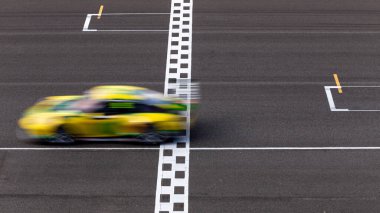 Hareket bulanıklığı çeken yarış arabası hız yolunda, uluslararası pistte yarış pisti geçişi başlangıç ve bitiş çizgisinde yarış arabası başlangıç ve bitiş çizgisinde, yarış arabası başlangıç ve bitiş çizgisinde,.