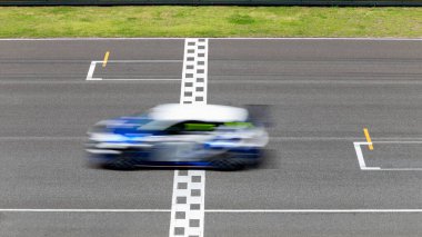 Hareket bulanıklığı çeken yarış arabası hız yolunda, uluslararası pistte yarış pisti geçişi başlangıç ve bitiş çizgisinde yarış arabası başlangıç ve bitiş çizgisinde, yarış arabası başlangıç ve bitiş çizgisinde,.