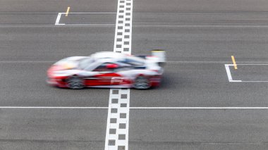 Hareket bulanıklığı çeken yarış arabası hız yolunda, uluslararası pistte yarış pisti geçişi başlangıç ve bitiş çizgisinde yarış arabası başlangıç ve bitiş çizgisinde, yarış arabası başlangıç ve bitiş çizgisinde,.