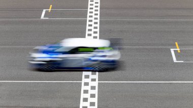 Hareket bulanıklığı çeken yarış arabası hız yolunda, uluslararası pistte yarış pisti geçişi başlangıç ve bitiş çizgisinde yarış arabası başlangıç ve bitiş çizgisinde, yarış arabası başlangıç ve bitiş çizgisinde,.