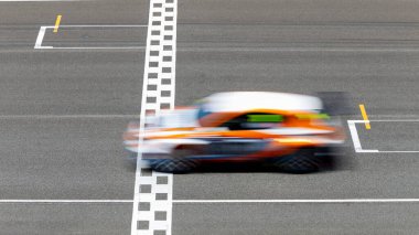 Hareket bulanıklığı çeken yarış arabası hız yolunda, uluslararası pistte yarış pisti geçişi başlangıç ve bitiş çizgisinde yarış arabası başlangıç ve bitiş çizgisinde, yarış arabası başlangıç ve bitiş çizgisinde,.