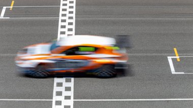 Hareket bulanıklığı çeken yarış arabası hız yolunda, uluslararası pistte yarış pisti geçişi başlangıç ve bitiş çizgisinde yarış arabası başlangıç ve bitiş çizgisinde, yarış arabası başlangıç ve bitiş çizgisinde,.